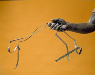 Χάλκινο άγαλμα Ηνίοχου (χέρι με ηνία και κεντρί)