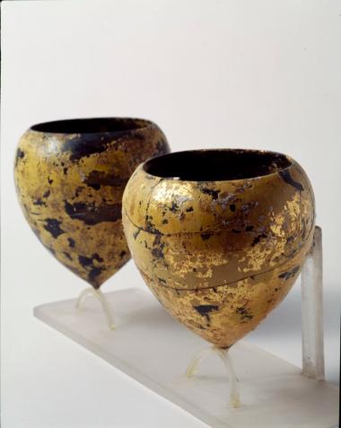 Πήλινα επίχρυσα κύπελλα σε σχήμα μαστού