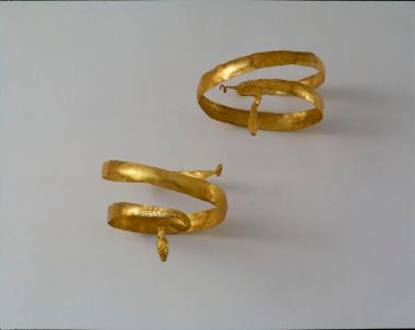 Χρυσά βραχιόλια με απολήξεις ουρά και κεφαλή φιδιού