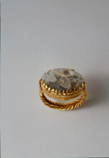 Χρυσό δαχτυλίδι με γυάλινο δακτυλιόλιθο