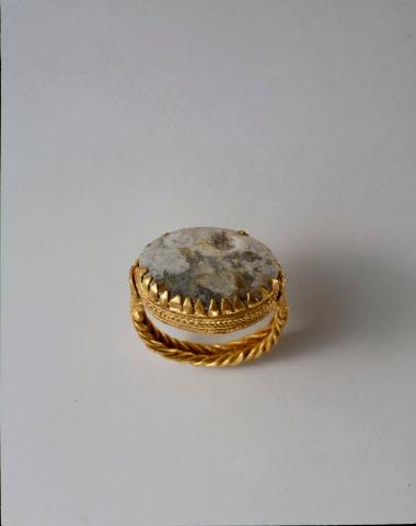 Χρυσό δαχτυλίδι με γυάλινο δακτυλιόλιθο