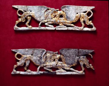 Τμήμα ανάγλυφης ζωφόρου με παράσταση γρυπών