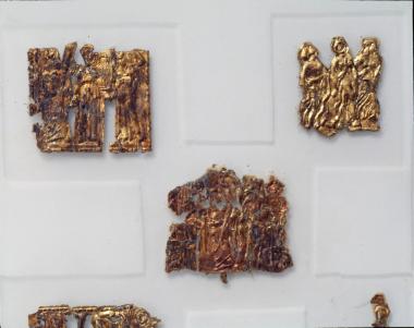 Χρυσά ελάσματα που διακοσμούσαν τα πόδια κλίνης