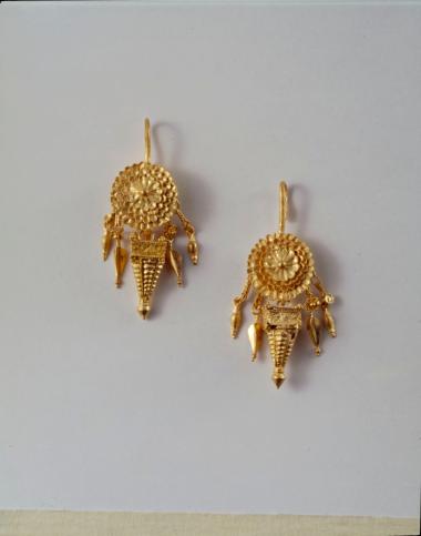 Χρυσά ενώτια, το καθένα αποτελείται από ρόδακα