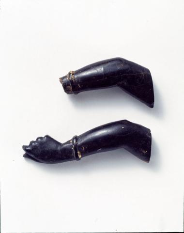 Δύο ανάγλυφα χέρια γυναικεία με επιχρυσωμένες λεπτομέρειες