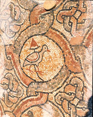 Βασιλική Α (Δουμετίου). Ψηφιδωτό δάπεδο του νάρθηκα, λεπτομέρεια.