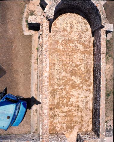 Βασιλική Α (Δουμετίου). Ψηφιδωτό δάπεδο στο αψιδωτό κτίσμα του διακονικού.