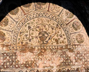 Βασιλική Α (Δουμετίου). Ψηφιδωτό δάπεδο στο αψιδωτό κτίσμα του διακονικού, λεπτομέρεια.