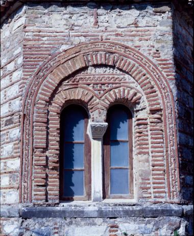 Λεπτομέρεια κεραμικού διακόσμου της αψίδας του Ιερού.