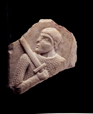 Ανάγλυφη πλάκα με παράσταση πολεμιστή από τη Βλαχέρνα.