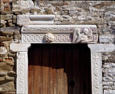 Ανάγλυφα νότιας εισόδου.