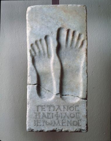 Στήλη με πόδια???