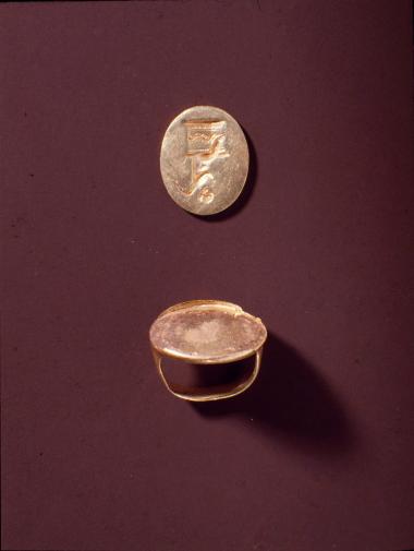 Δαχτυλίδι με παράσταση Έρωτα καθιστού πάνω σε βωμό, κτέρισμα από τάφο