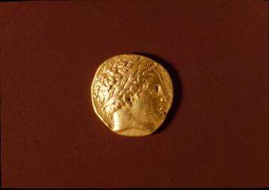 Χρυσός στατήρας Φιλίππου Β΄(348-336 π.Χ.), εμπροσθότυπος: κεφαλή Απόλλωνος