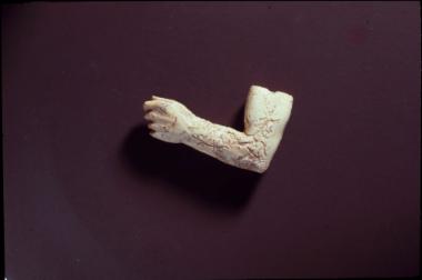 Ελεφαντοστέινο διακοσμητικό επίθημα, αριστερό χέρι ανθρώπινης μορφής από νεκρική κλίνη