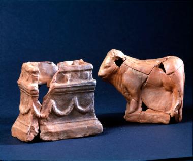 Πήλινο ειδώλιο ταύρου και ομοίωμα στολισμένου βωμού