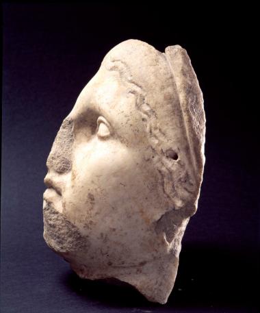 κεφαλή αφιερωμένη από Ευριδίκη στη θεά Εύκλεια