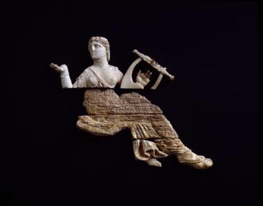 ελεφαντοστέινη μορφή μούσας που παίζει λύρα