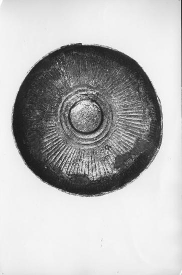 Χάλκινη μεσόμφαλη φιάλη