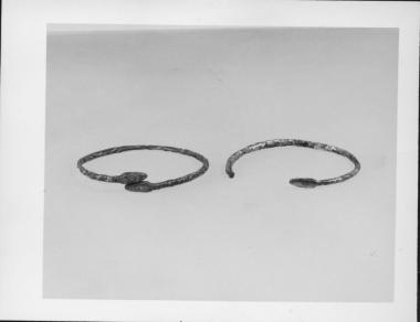 Δύο ασημένια βραχιόλια