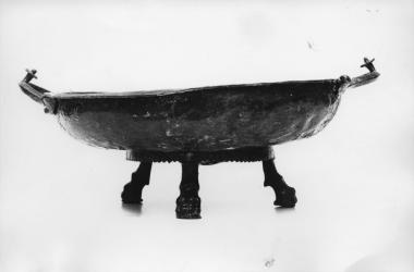 Χάλκινη τριποδική λεκανίδα