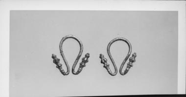 Δύο ασημένια σκουλαρίκια