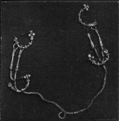 Ασημένια αλυσίδα και τέσσερις ασημένιες τοξωτές πόρπες