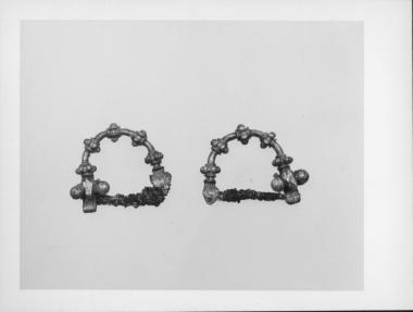 Δύο ασημένιες τοξωτές πόρπες