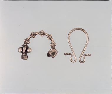 Αργυρή τοξωτή αρθρωτή πόρπη και αργυρό ενώτιο σχήματος Ω (ωμέγα)