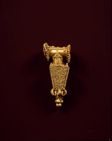 χρυσό πυραμιδόσχημο περίαπτο