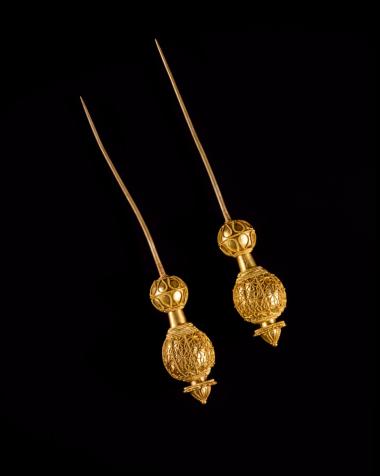 δύο χρυσές περόνες