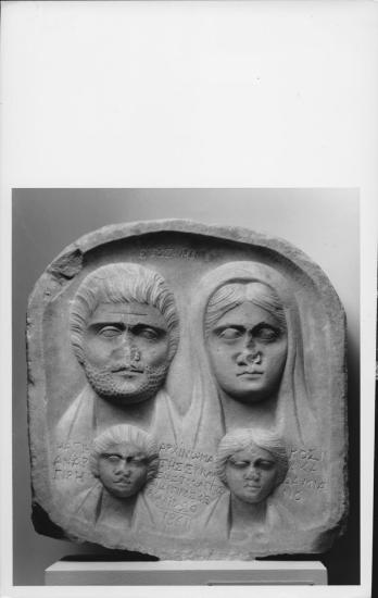 Επιτύμβια πλάκα με προτομές