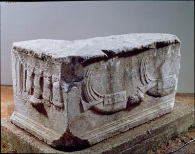 Μαρμάρινος ανάγλυφος βωμός με παράσταση της πρώρας δύο πλοίων, δύο κωνικών πίλων και δύο ζευγών άκρων χειρών