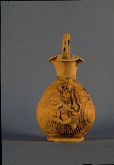 Πήλινο αγγείο με ανάγλυφη παράσταση Αχιλλέα και Πενθεσίλειας από το Ελληνικό Κυνουρίας