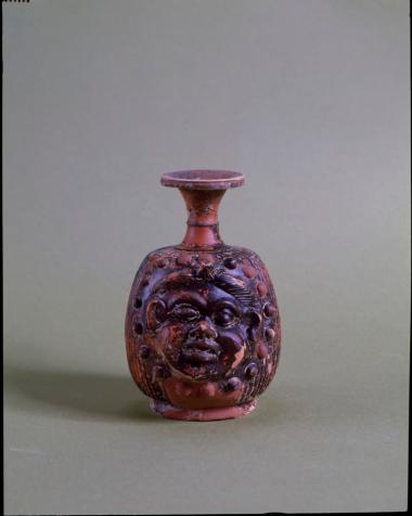 Πήλινο αγγείο με ανάγλυφη παράσταση νέγρου από το Ελληνικό Κυνουρίας