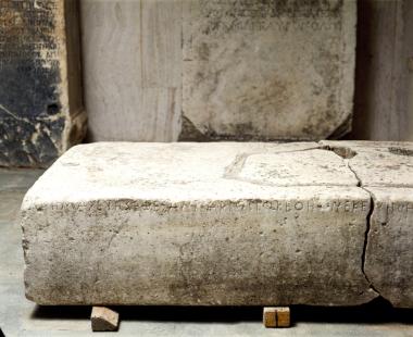 Βάθρο αγάλματος με επίγραμμα των Παρίων