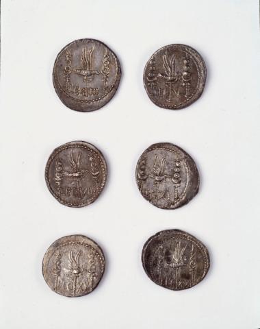 Δηνάρια κοπών Αντωνίου. “Θησαυρός” από το Άκτιο (οπισθότυπος)