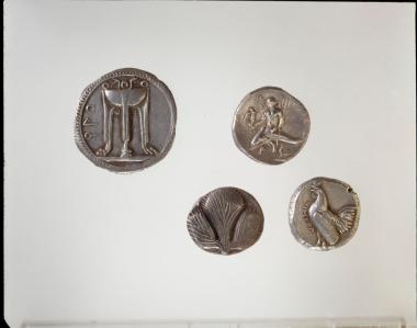 Συλλογή Εμπεδοκλή. Αργυρά νομίσματα. 1: Στατήρας, Κρότων, 2: Στατήρας, Τάρας, 3: Δίδραχμον, Σελινούς, 4: Δραχμή, Ιμέρα