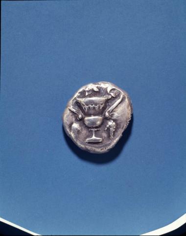 Αργυρός στατήρας με απεικόνιση κανθάρου.