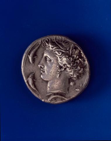 Αργυρό δεκάδραχμο Συρακουσών με κεφαλή Αρέθουσας στον οπισθότυπο. Ποστόλακας Α΄