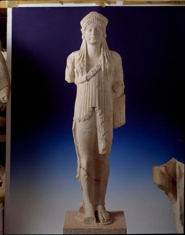 Μαρμάρινη αρχαϊκή κόρη