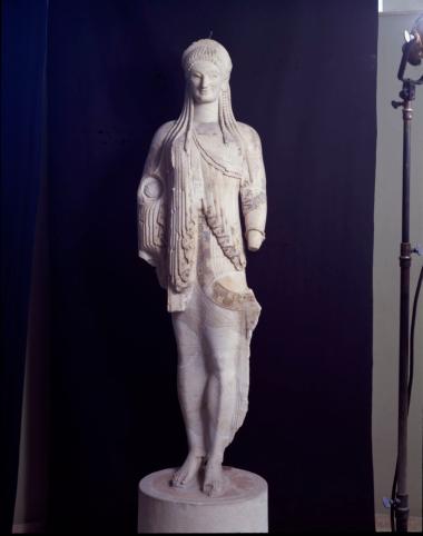 Μαρμάρινη αρχαϊκή κόρη