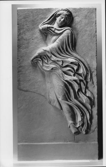 Πλάκες με ανάγλυφες μορφές