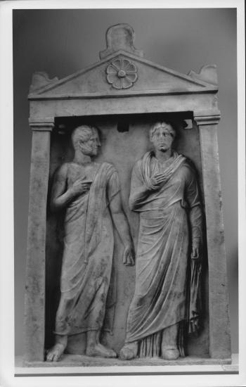 Επιτύμβια αετωματική στήλη