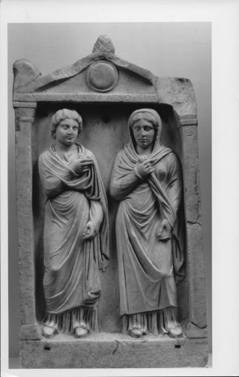 Επιτύμβια ενεπίγραφη αετωματική στήλη