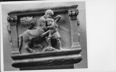 Οστεοθήκη σε σχήμα σαρκοφάγου με κορινθιακούς κίονες