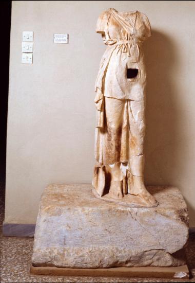 Μαρμάρινο άγαλμα λεκανηφόρου κόρης με επιγραφή στη βάση. Προέλευση: είσοδος Τελεστηρίου. Αρχαϊστικό.
