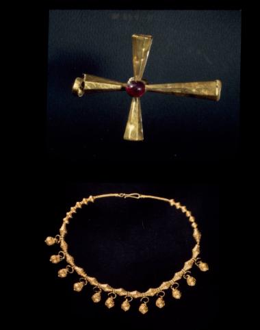 Χρυσό περιδέραιο.