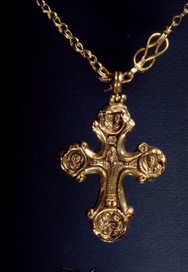 Χρυσός σταυρός με απεικόνιση Σταύρωσης.