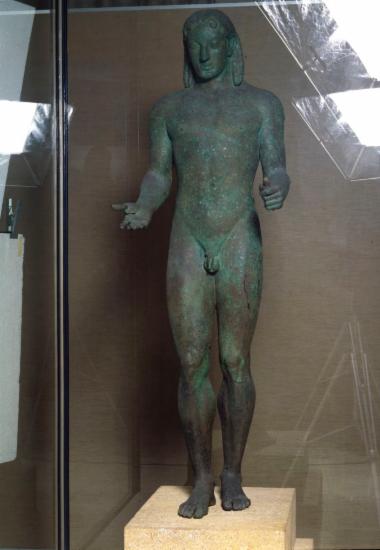 Χάλκινο άγαλμα Απόλλωνος στον τύπο του Κούρου.